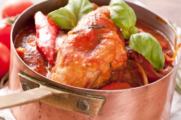 Geschmorte Hähnchenkeulen auf Tomatensauce