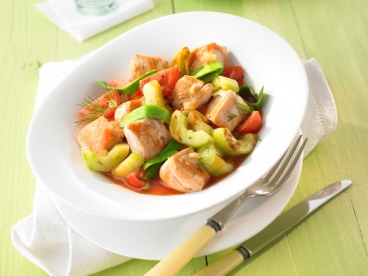 Putengulasch mit Gurke, Tomate und Lauch