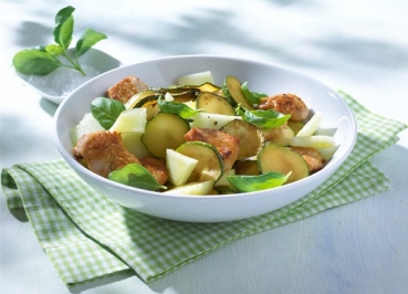 Zucchini-Melonen-Salat mit Pute