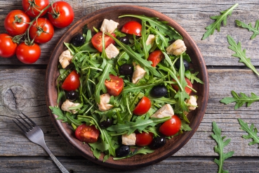 Hähnchen-Rucola-Salat mit Pinienkernen