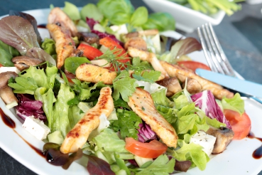 Salat mit Putenstreifen und Senf-Honig-Dressing