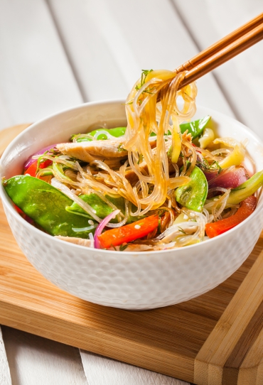 Hähnchen-Glasnudel-Salat mit Gurke und Sprossen