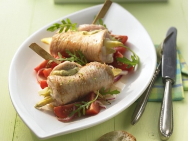 Puten-Spargel-Rouladen auf Tomaten-Rucola-Salat