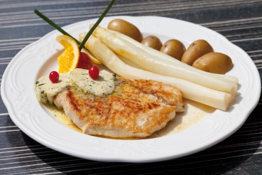 Putenbrust und Spargel in Pergament