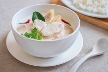 Asiatische Hühnersuppe mit Kokos, Chili und Koriander