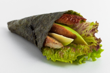 Gefüllte Temaki mit Hähnchenfleisch und Avocado