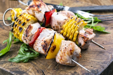 Hähnchen-Paprika-Mais-Spieße mit Spitzkohlsalat