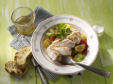 Mariniertes Putensteak mit Tomatensalat
