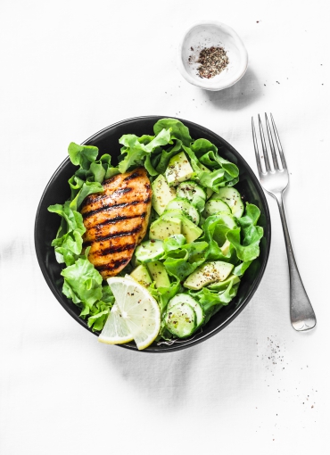 Marinierte Hähnchenflügel mit Gurkensalat