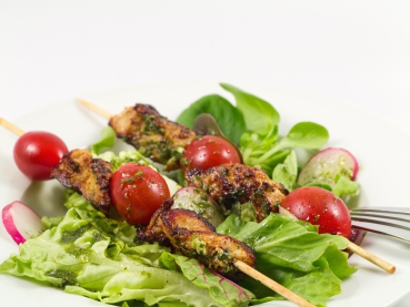 Putenspieße mit Spinat, Tomate und Schinken