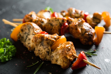Hähnchenspieße mit Paprika, Papaya und Bulgur