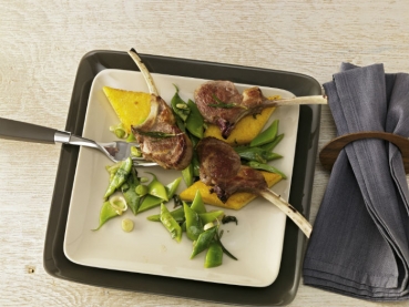 Gebratene Lammkoteletts mit gebackener Rosmarinpolenta