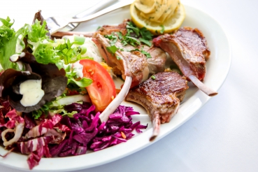 Gegrillte Lammkoteletts mit Majoran