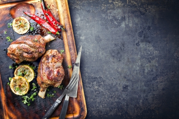 Gegrilltes Lamm mit Kräutern und Zitrone