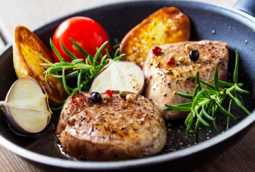 Brunnenkresse-Ei-Sauce zu Schweinemedaillons