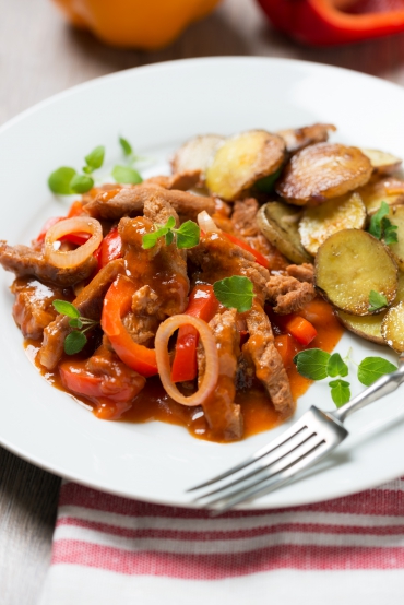 Deftiger Paprika-Gulasch-Topf
