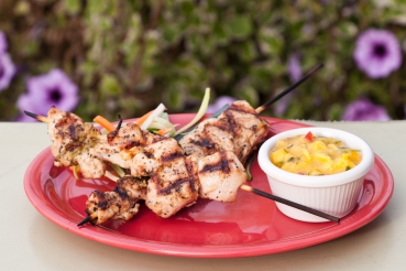 Fleischspießchen mit Gurken-Mango-Salsa