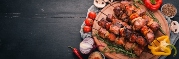 Fleischspieße mit Tomatensalat