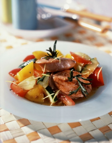 Fleischwurst-Rosmarin-Taler auf Ratatouille