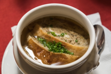 Frischer Hackfleischstrudel in Rindsbouillon