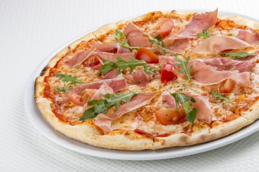 Pizza di Parma mit Mozzarella und Tomaten