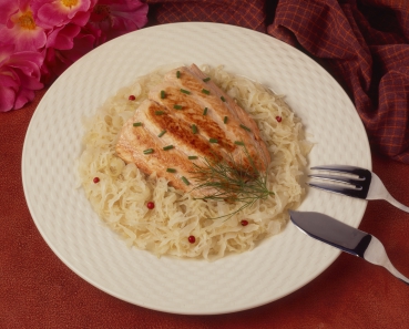 Pangasiusfilet auf Honigsauerkraut