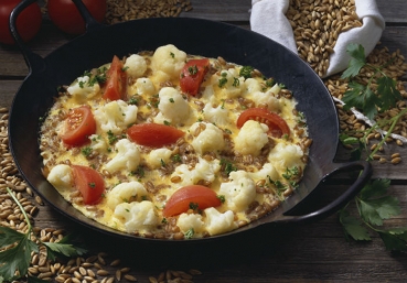 Dinkelpfanne mit Blumenkohl und Tomaten