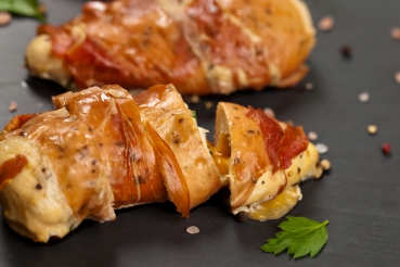 Gewickeltes Hähnchenbrustfilet