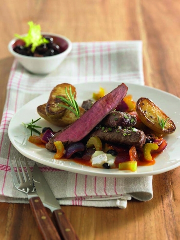 Kleine Lammfilets mit Staudensellerie, Brie und Oliven