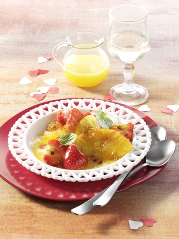 Erdbeeren mit rosa Pfeffer an Orangen-Prosecco-Sauce