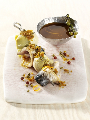 Fisch-Artischockenspieß mit Orangen-Pfeffer-Sauce