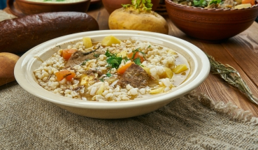 Tomaten-Zwiebel-Suppe mit Grünkern und Lamm