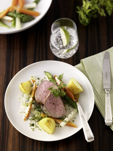Zartes Kalbsfilet mit buntem Frühlingsgemüse