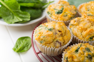 Basilikum-Ziegenfrischkäse-Muffins mit Walnusskernen