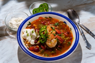 Chili con Scampi mit Lauchzwiebeln, Chorizo und Kidneybohnen