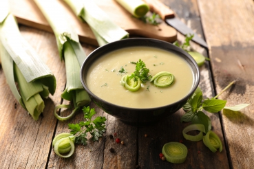 Spargel-Lauch-Suppe mit Schinken