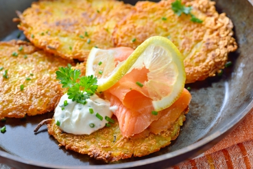 Lachspuffer mit Kräuterquark