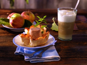 Apfel-Amaretto-Parfait mit Apfelkompott in der Knusperhippe