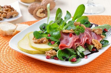 Apfel-Carpaccio mit Feldsalat und geräucherter Entenbrust