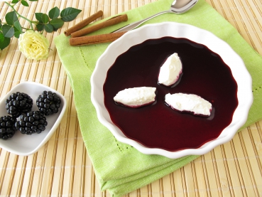 Beerensüppchen mit Buttermilch-Nocken