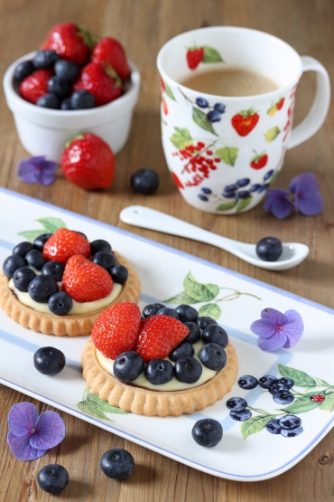 Beerentarteletts mit verschiedenen Beeren