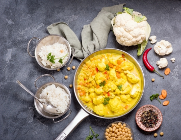 Curry-Blumenkohl mit Stubenküken und Birnenchutney