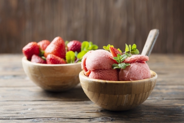 Erdbeereis mit frischen Erdbeeren und Minze