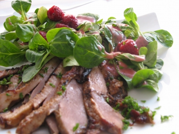 Feldsalat mit Topinambur-Dressing und gebratener Entenbrust