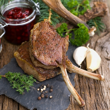 Hirschkarree mit Selleriepüree, Brombeeren und Rosmarin