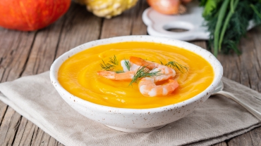 Exotische Papaya-Möhren-Suppe mit Flusskrebsen