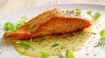 Lachsfilet mit Äpfeln in Senfsahne