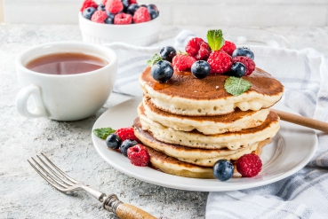 Pancakes mit Blaubeeren und Himbeeren