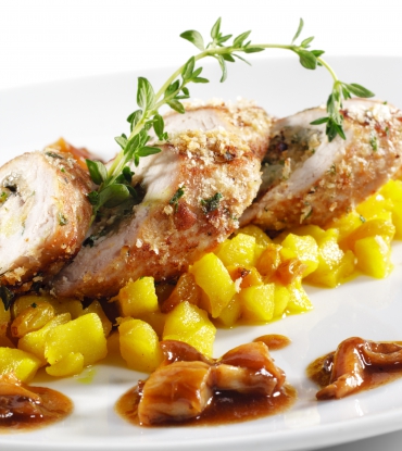 Putenrollbraten mit Äpfeln und Thymian