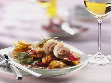 Putenröllchen mit Apfel-Zwiebel-Gemüse